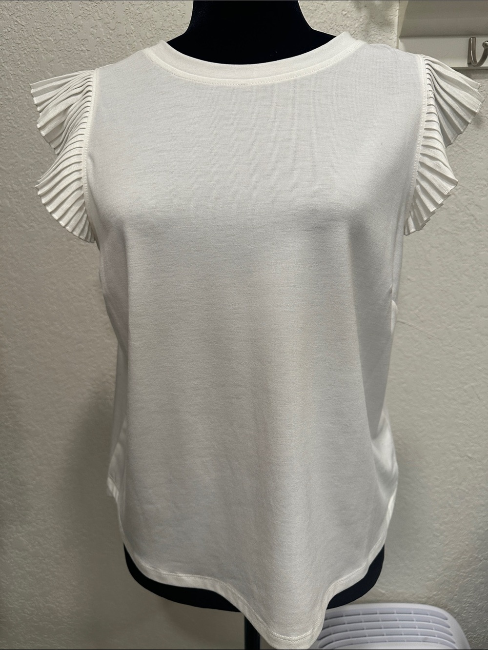 Democracy White Pleated Cap Sleeve Knit Tank